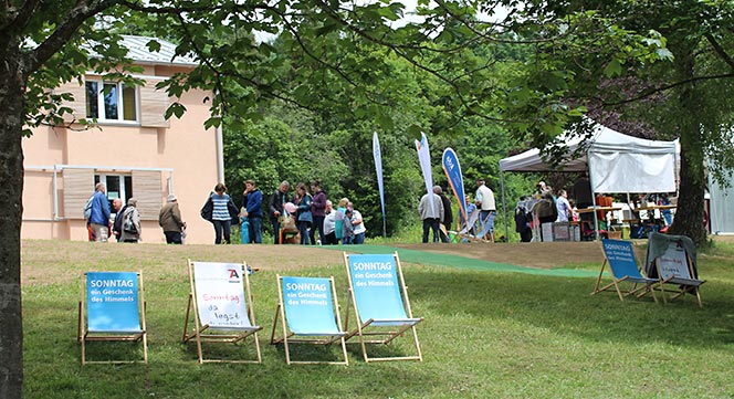 Liegestühle der Sonntagsallianz auf der Wiese des Bayerischen Kirchentags auf dem Hesselberg.