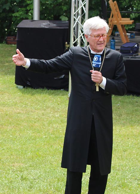 Landesbischof und EKD-Ratsvorsitzender Heinrich Bedford-Strohm im Gespräch mit Besuchern des Bayerischen Kirchentags 2019 auf dem Hesselberg. Unter anderem sprach er sich gegen verkaufsoffene Sonntage aus.