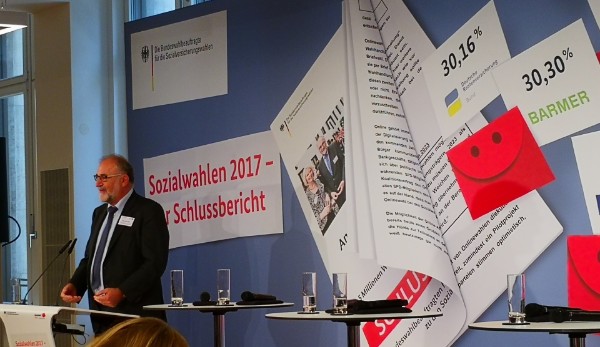 Klaus Wiesehügel bei seinem Statement zum Abschlussbericht.